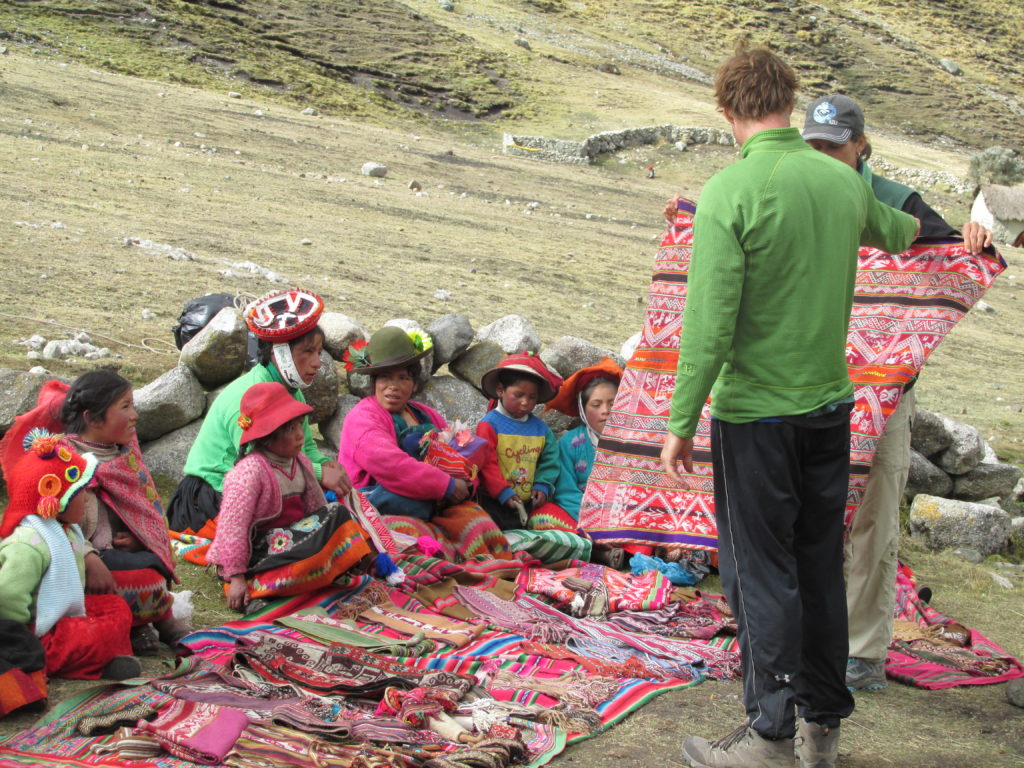 buying-textiles-lares-community