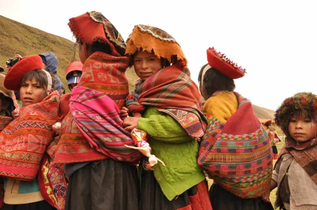 andean-children-colorful-dress