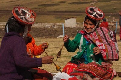 Chaullacocha learn Andean weaving