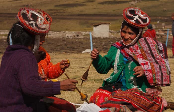 Chaullacocha learn Andean weaving