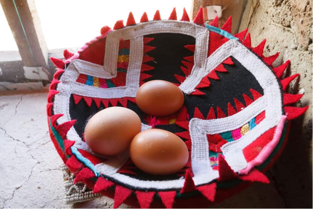 traditional-dress-peru-montera-with-eggs