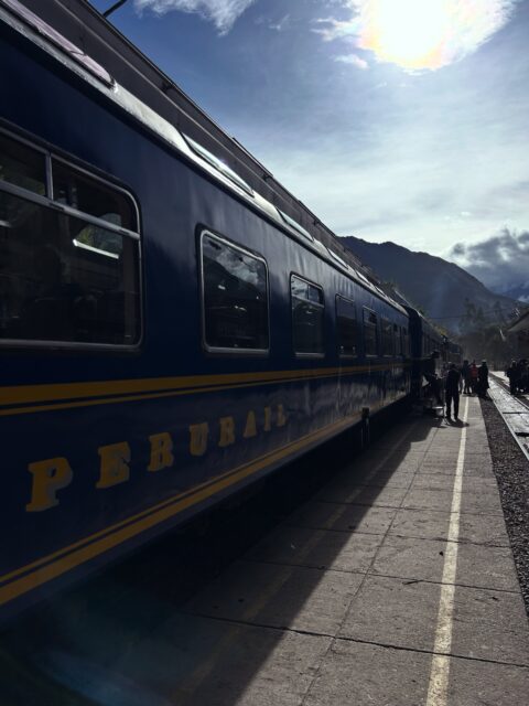 The journey to Machu Picchu begins with a scenic train ride through the Sacred Valley. At Apus Peru, we take care of all the details, from train tickets to your complete itinerary, so you can simply enjoy the adventure. 🚆🏔️
#apusperu #machupiccu #trekkingperu
