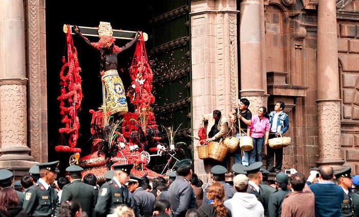 señor de los temblores during easter time in peru