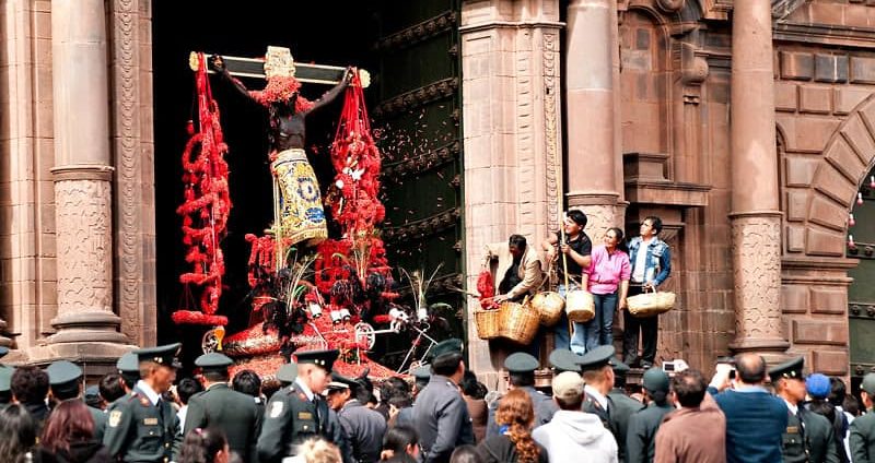 señor de los temblores during easter time in peru