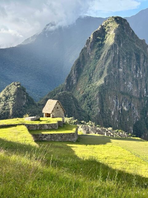 Seen Machu Picchu a hundred times, just not like this… anyone else spotting the face? (photo 2!) 😲
#apusperu #machupichu #visitmachupicchu #machupicchutravel #worldwonder